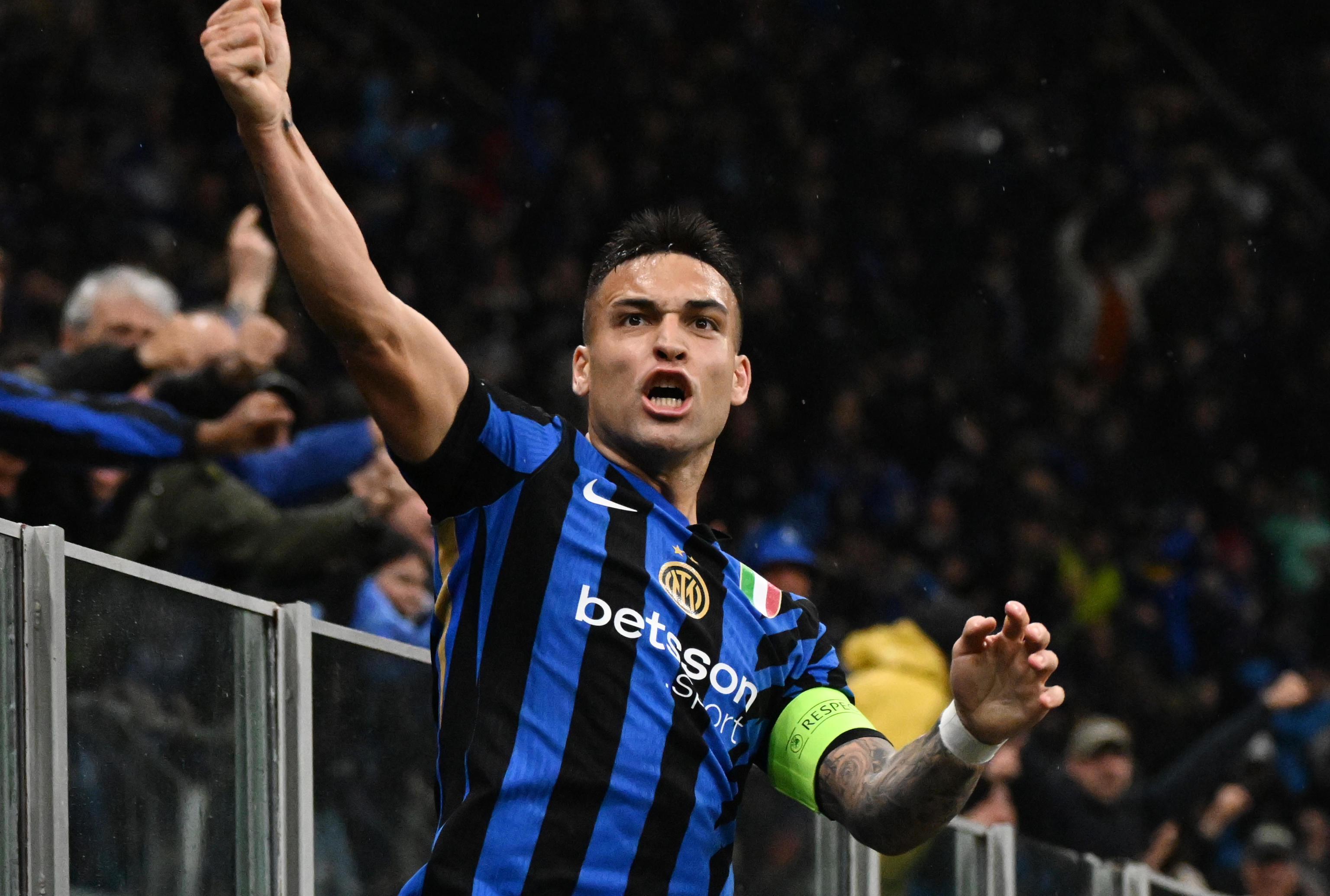 国际米兰关键时刻取胜,球队士气高涨 国际米兰关键时刻取胜,球队士气高涨