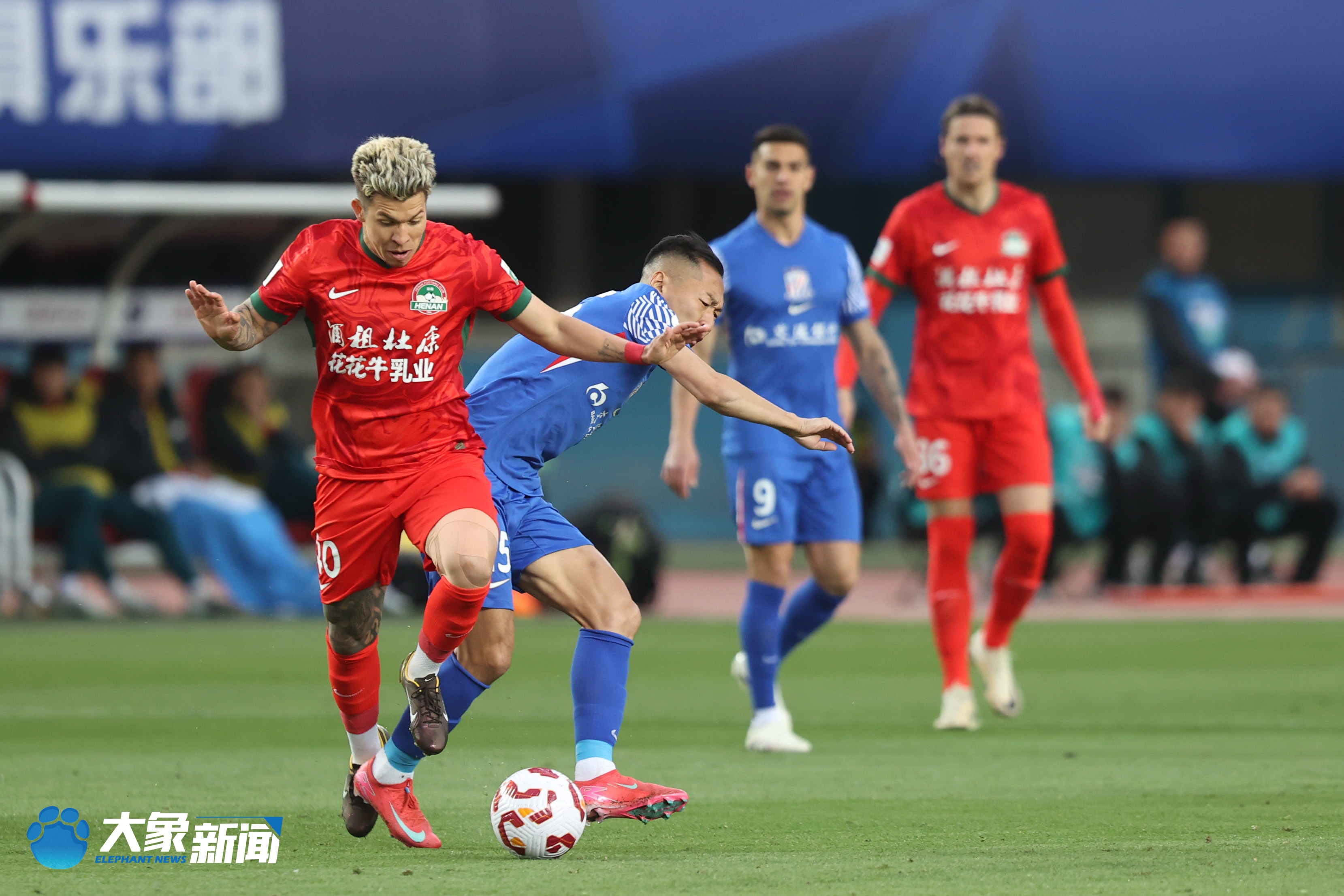 申花主场实现惊艳逆转,取得关键胜利 申花主场实现惊艳逆转,取得关键胜利