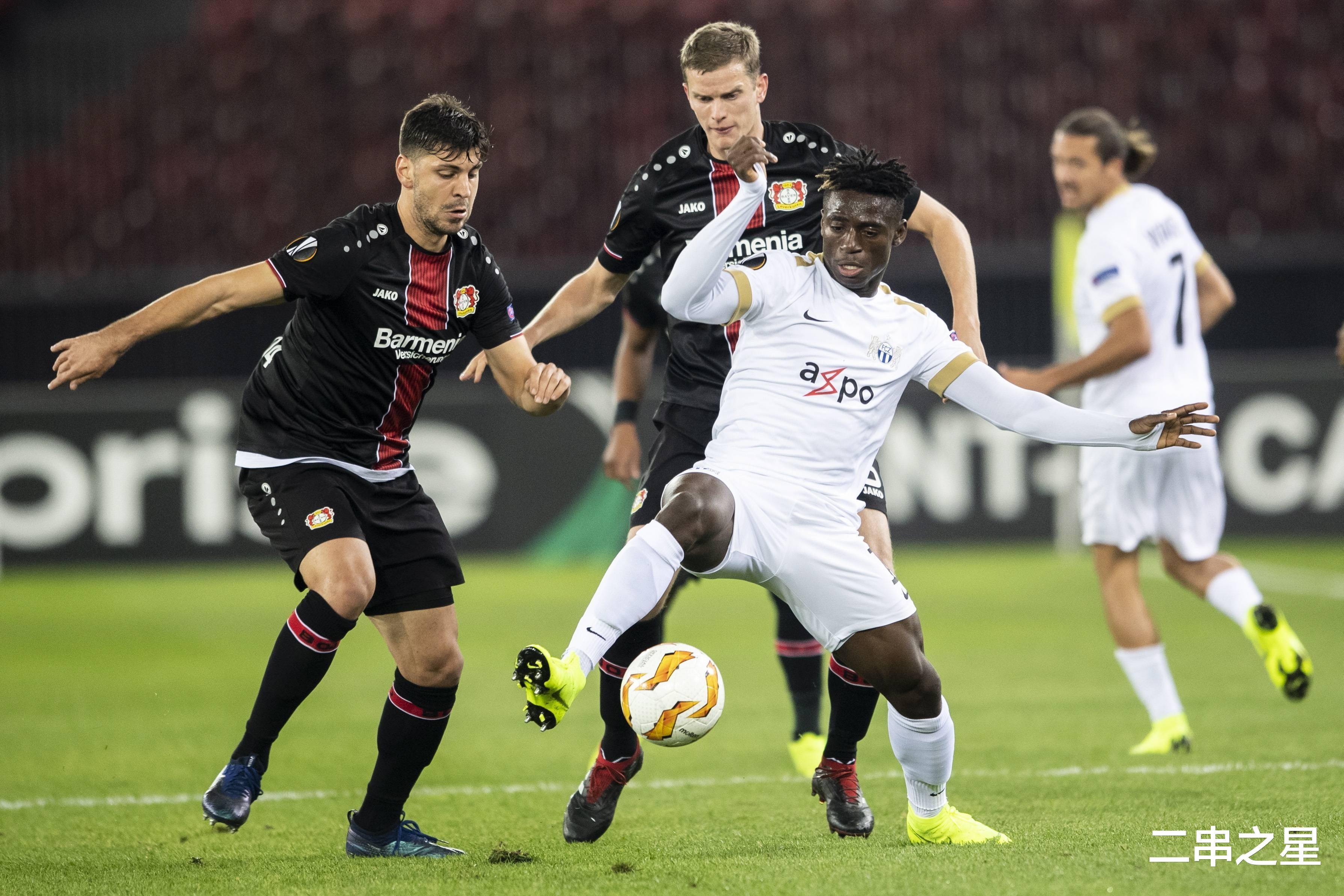 足球比赛升温，场上战况白热化