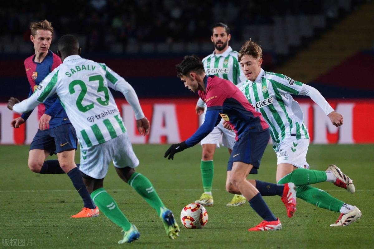 包含比利亚雷取胜皇家贝蒂斯，主场三连胜的词条