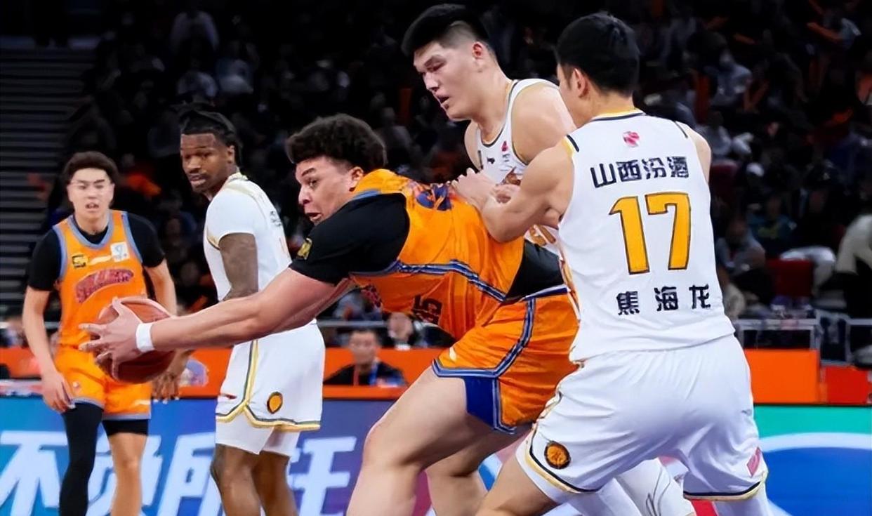 山西男篮赢得激烈较量,高举胜利旗帜 山西男篮赢得激烈较量,高举胜利旗帜