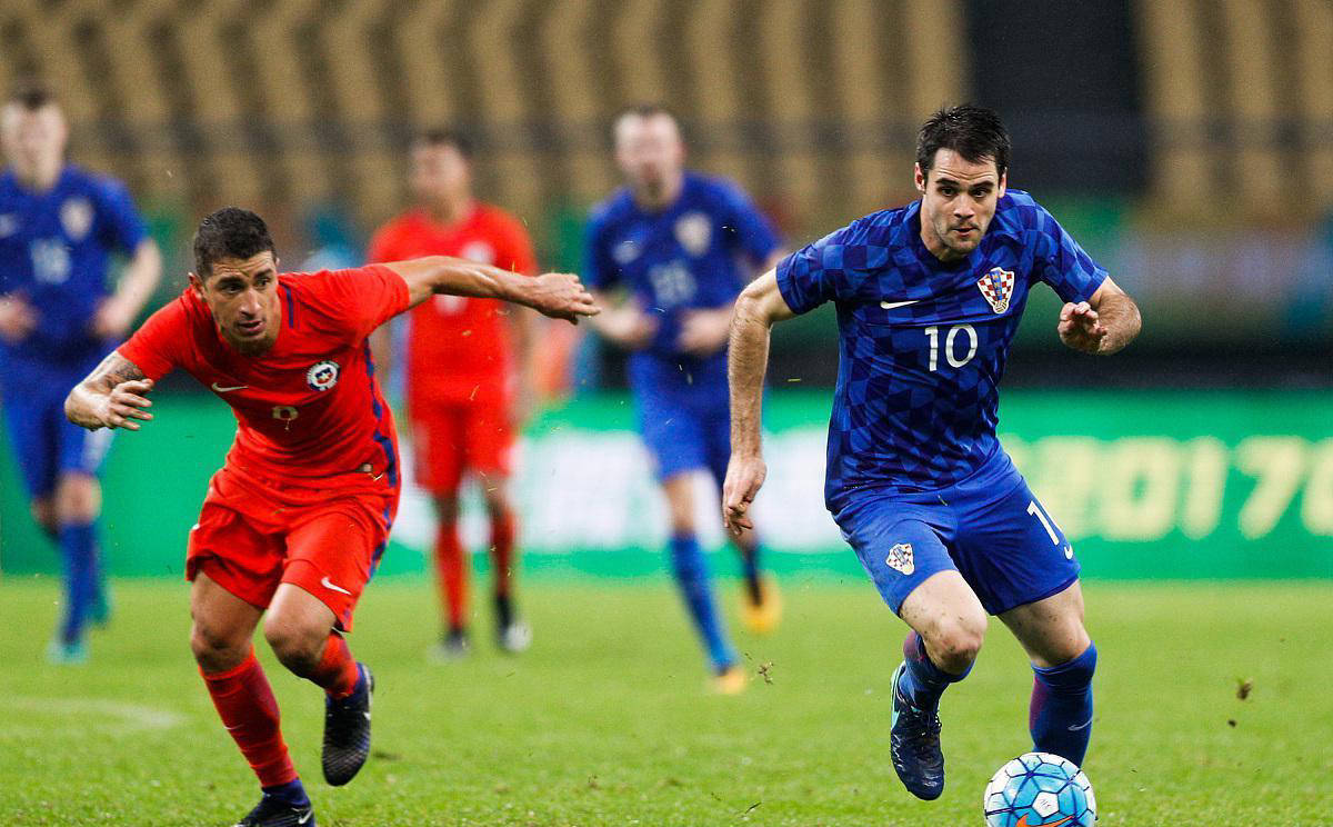 智利队与巴拉圭队在巴黎展开激烈比拼 智利队与巴拉圭队在巴黎展开激烈比拼