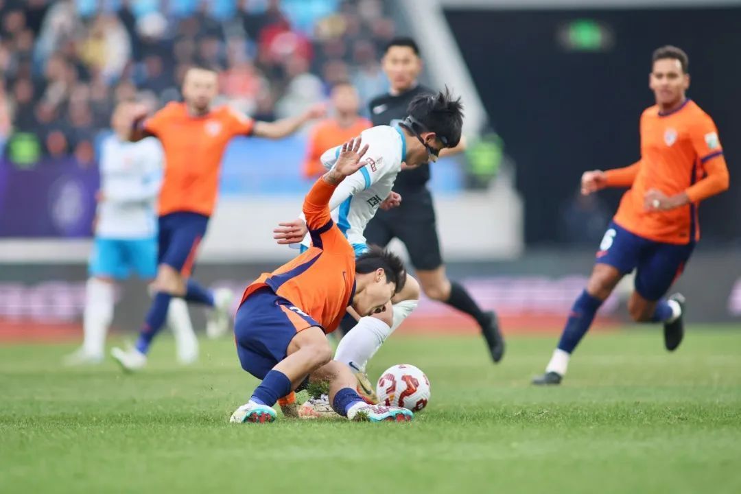 足球比赛中球员身体素质大幅提升