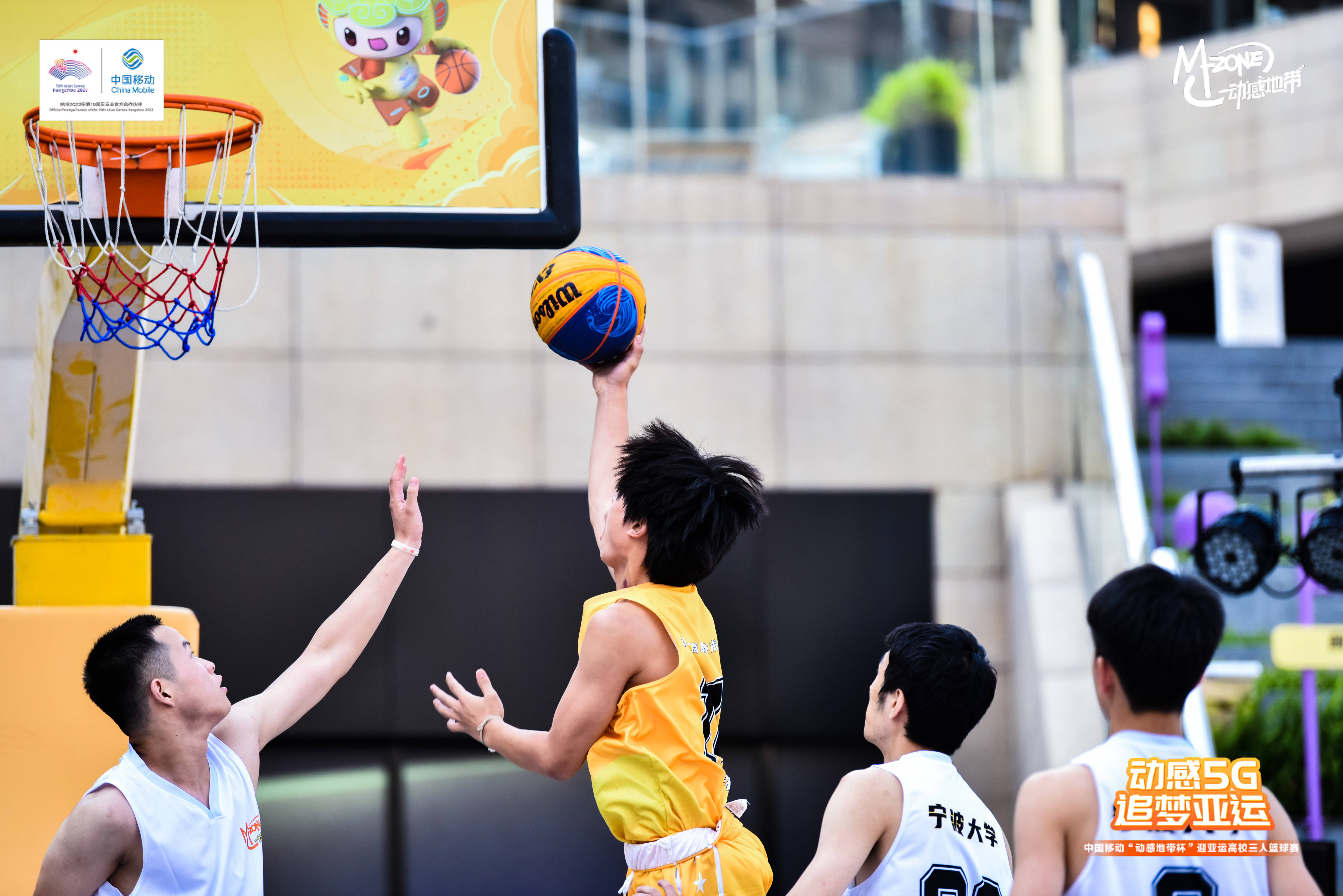 关于技术精准！篮球赛场球员控球秀的信息