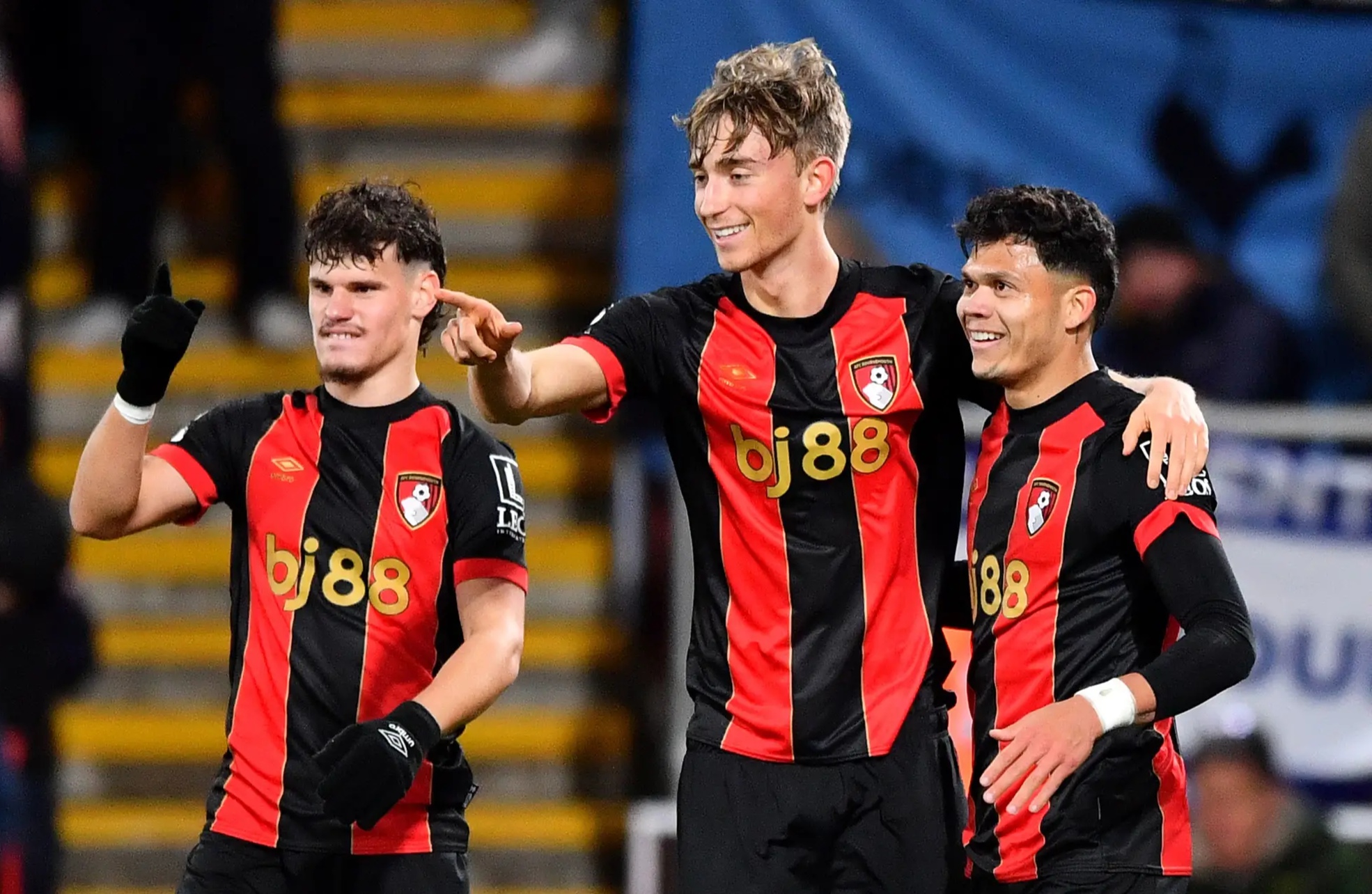 包含西汉姆联主场不敌对欧战资格迈入了危机的词条