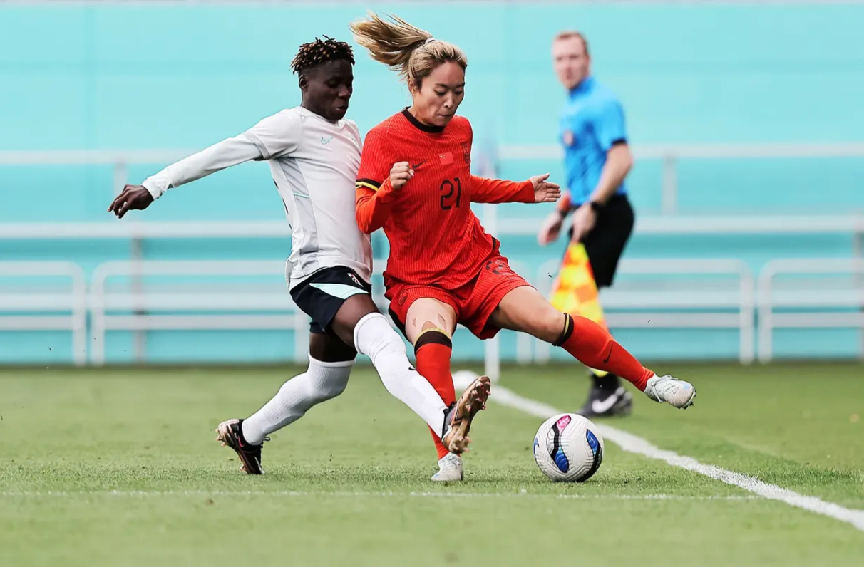 包含球队女足备战决赛，训练全情投入士气高昂的词条