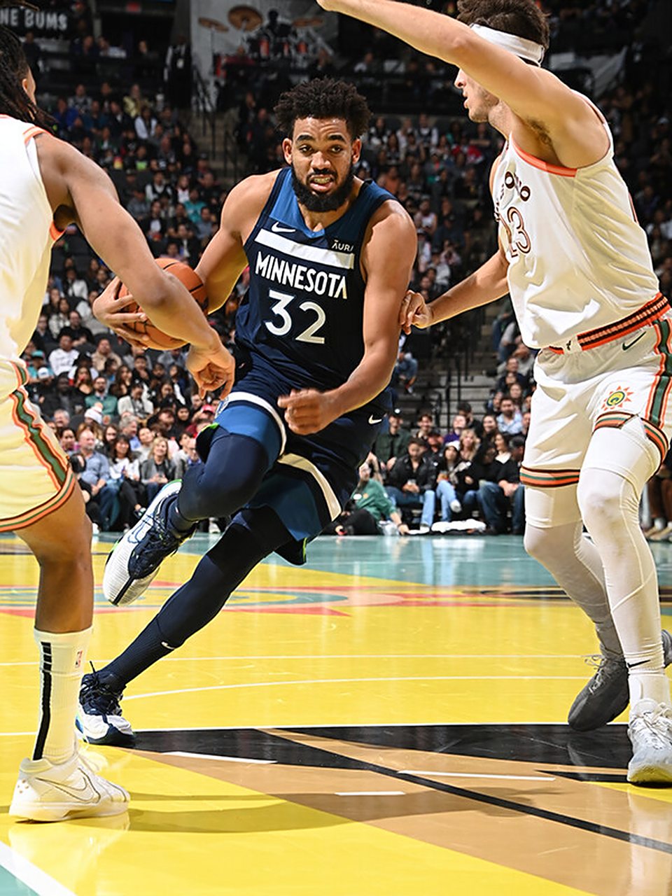 唐斯发挥出色,森林狼全队得分节节攀升 唐斯发挥出色,森林狼全队得分节节攀升