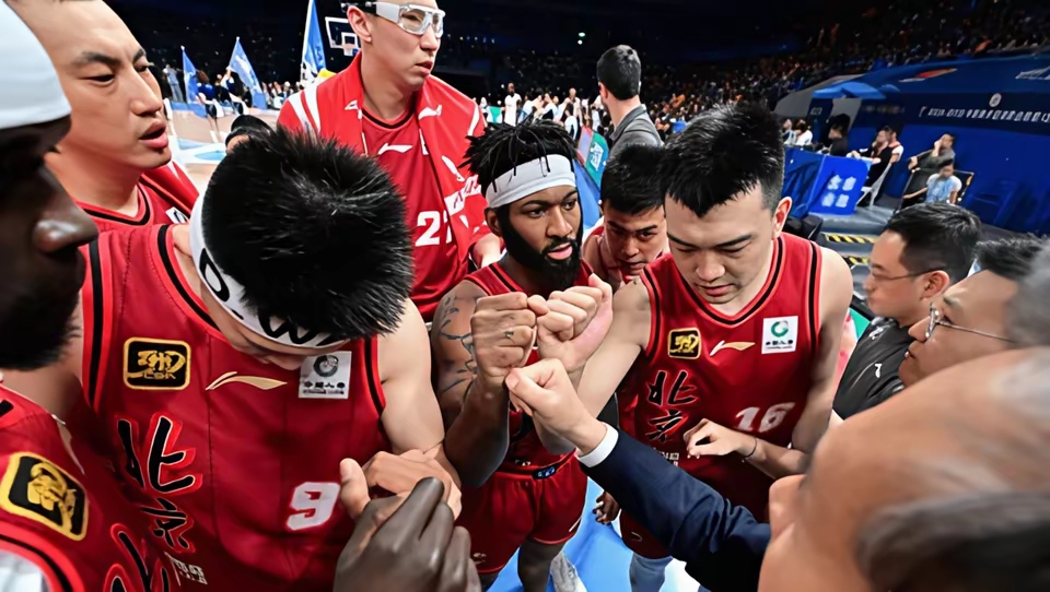 一支球队在最新一场比赛中大获全胜