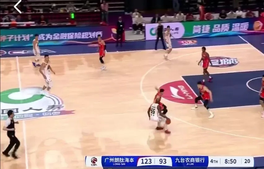 广东主场大胜吉林，保持领先位置