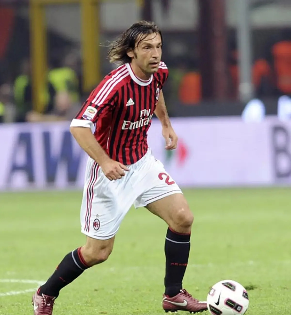 AC米兰后卫表现出色,赢得主教练称赞和球迷喝彩 AC米兰后卫表现出色,赢得主教练称赞和球迷喝彩