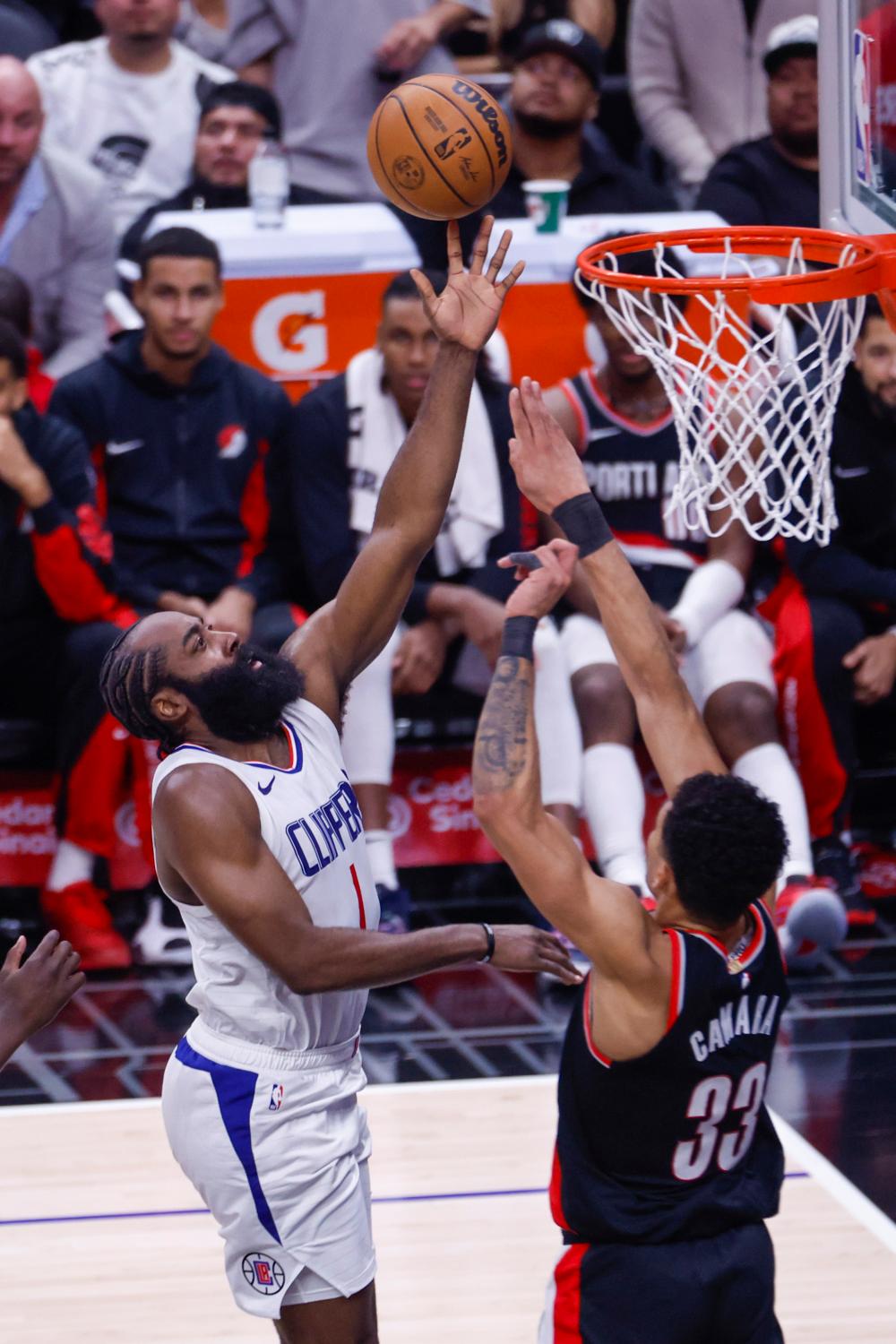 快船艰难击败灰熊，取得胜利