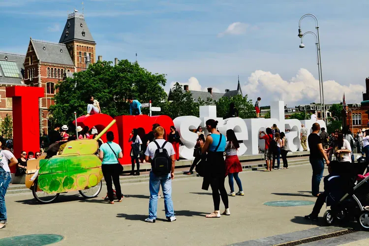 阿姆斯特丹选手纵横赛场，喜迎全胜的简单介绍